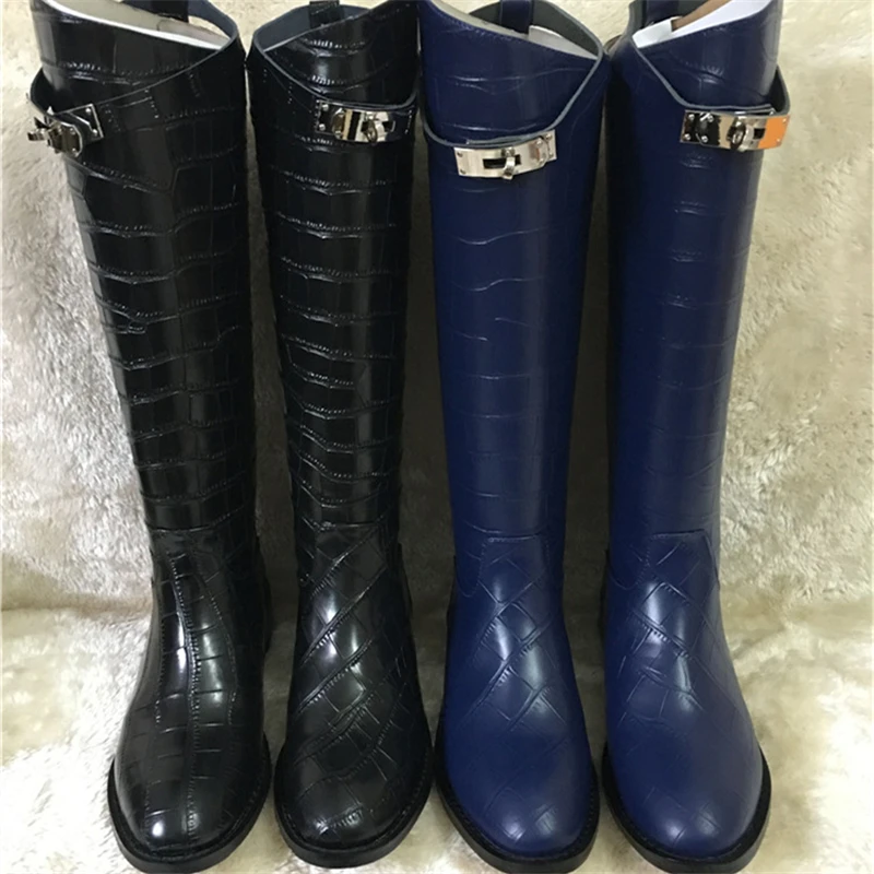 Женские сапоги до колена черные кожаные на плоской подошве с ремешком и пряжкой