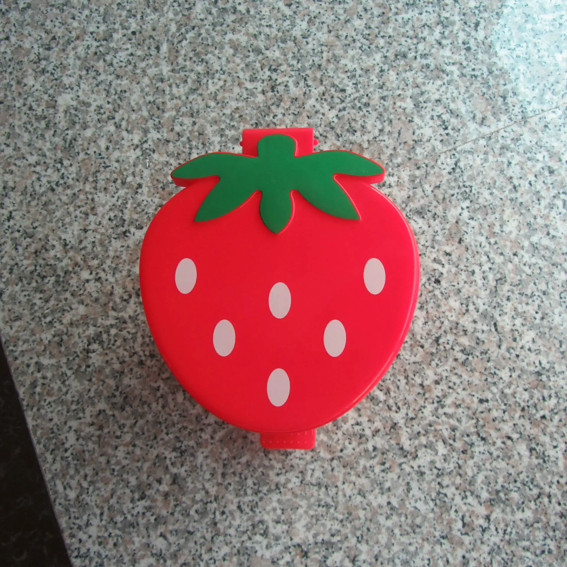 

Strawberry Mini Trash Can for Car Home Cartoon Small Garbage Cans Pink Red Office Kitchen Table Plastic Bin Cute Waste Basket