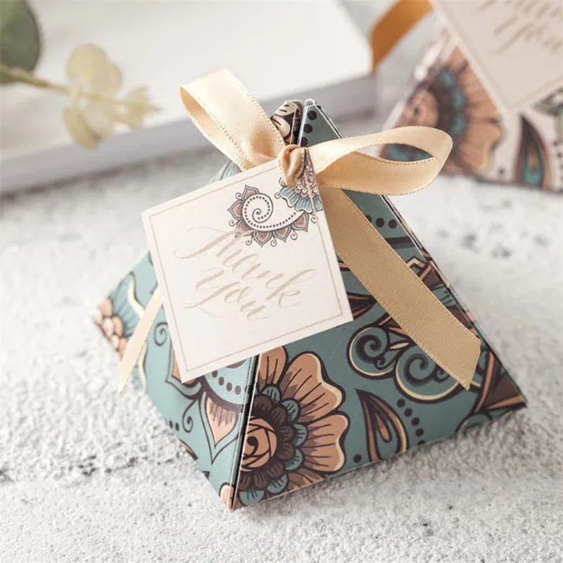 

50pcs Retro Style Pattern Triangular Pyramid Wedding Favors Candy Boxes with thank you tags Bomboniera Party Gift Box