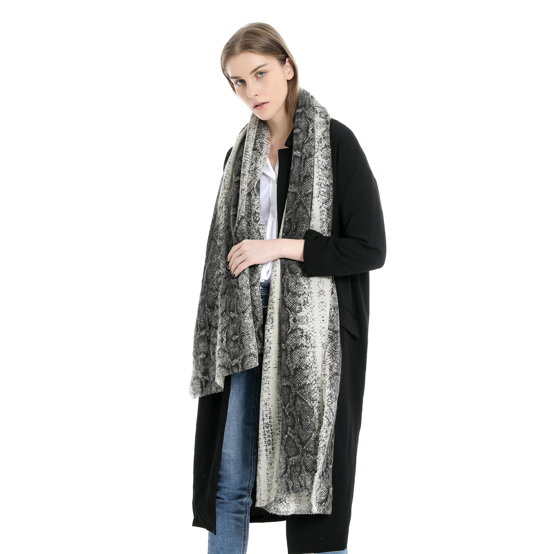 Осенне зимний шарф женский кашемировый длинный змеиный принт с животным ворсом