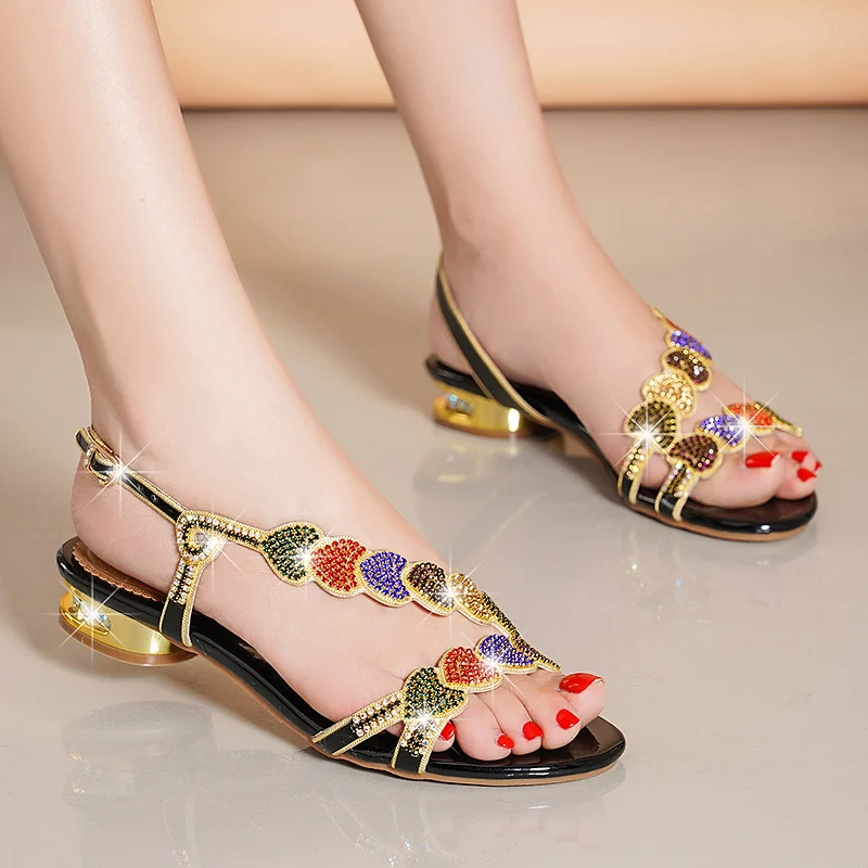 Новый стиль Цветные дизайнерские Стразы с сердечками Сандалии на низком каблуке