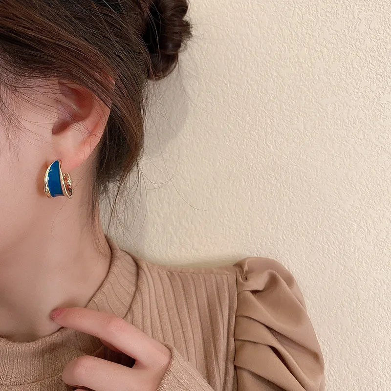 

Korean Fashion Trend Minimalist Jewelry Hip-Hop Retro Metal Lady Care Earrings High Quality Design Aesthetic Gothic Earrings