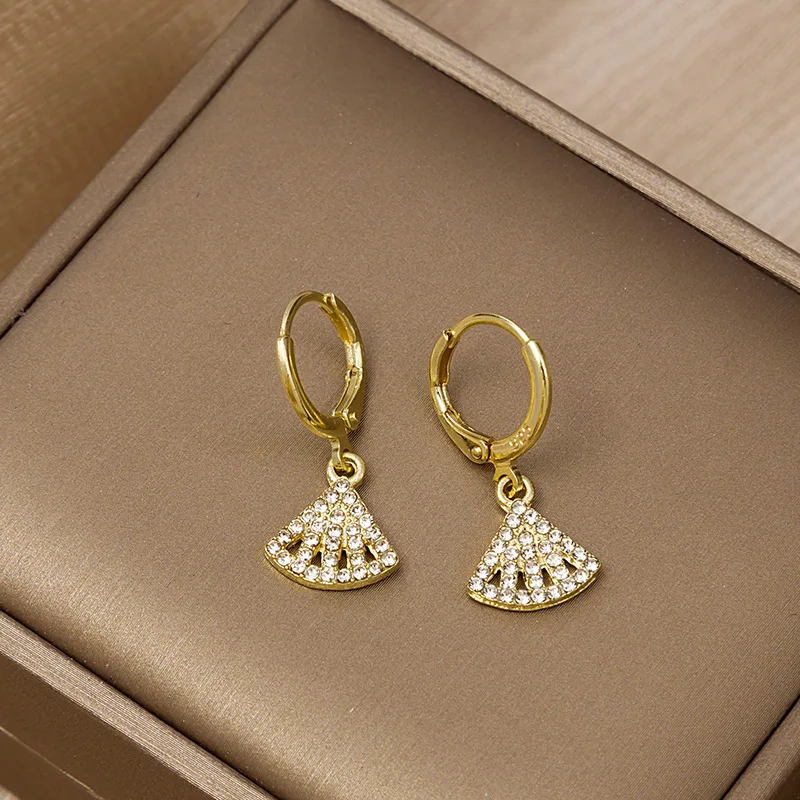 

Korea Fashion Design Micro-inlaid Diamond Fan Earrings Fashion Creative Trend Small Ear Buckle Earrings