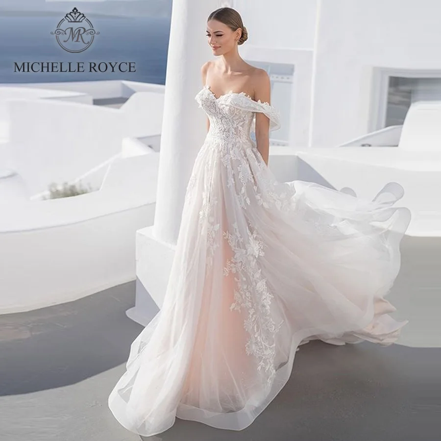 Свадебное платье с открытыми плечами открытой спиной и шлейфом | Свадьбы