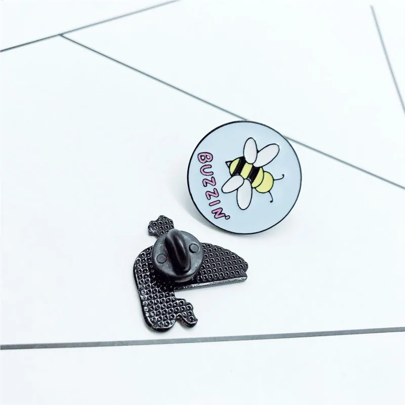 Значки с героями мультфильмов буквы BUZZIN Броши для женщин креативные пчела голуби