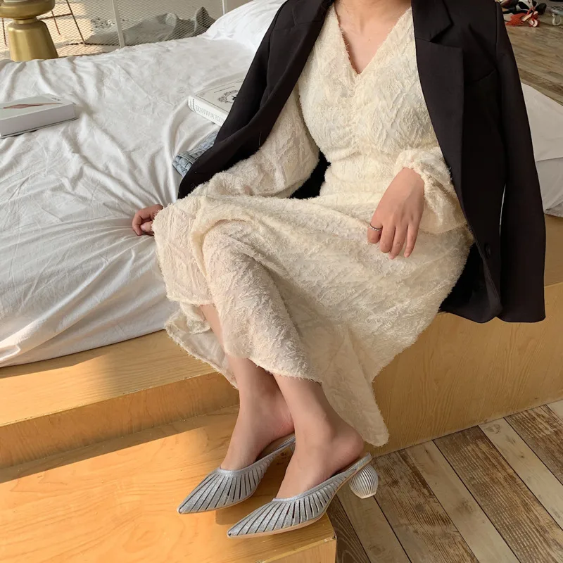 

2020 Women Slippers Loafers Fretwork Pointed Toe Med Heels Female Sexy Ladies Mules Cover Toe Strange Style Heel Woman Shoes