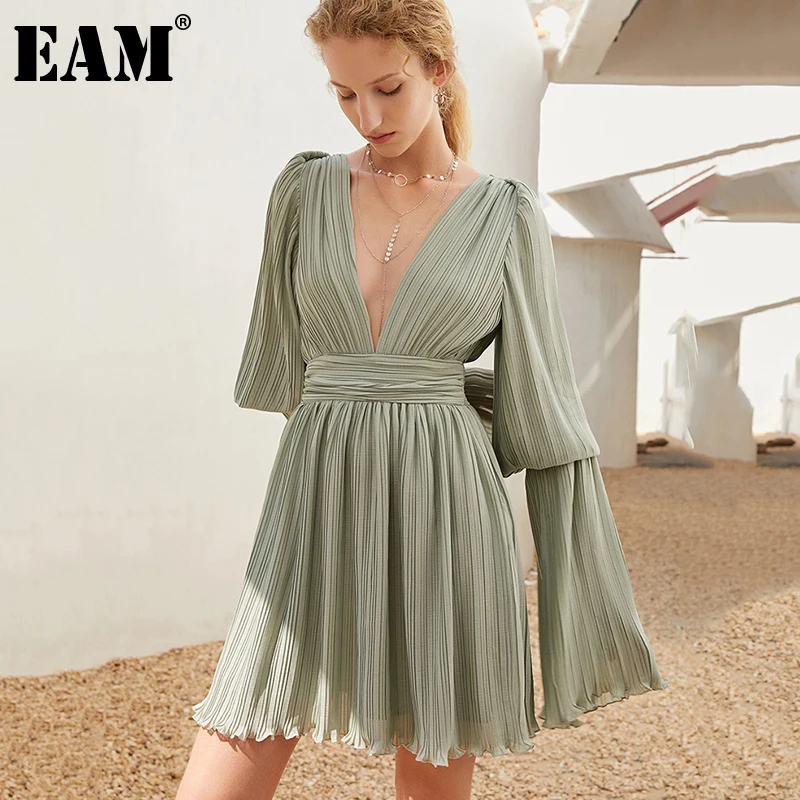 

[EAM] Women Green Brown Sexy Pleated Dress New V- Neck Long Flare Sleeve Loose Fit Fashion Tide Spring Autumn 2022 1DD8041