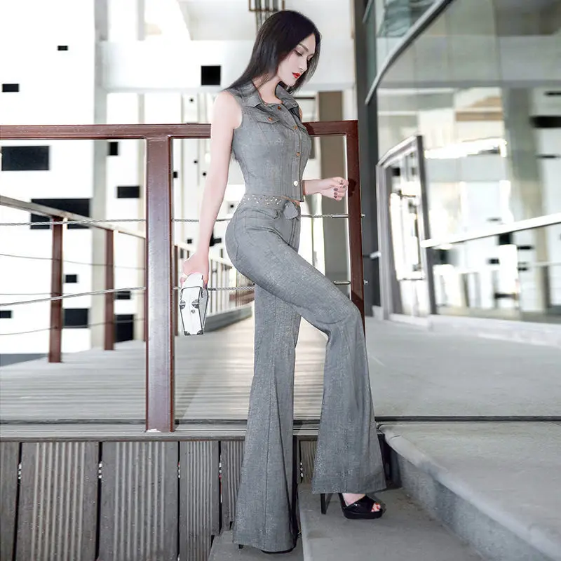 Женский костюм из двух предметов блузка без рукавов и длинные расклешенные брюки