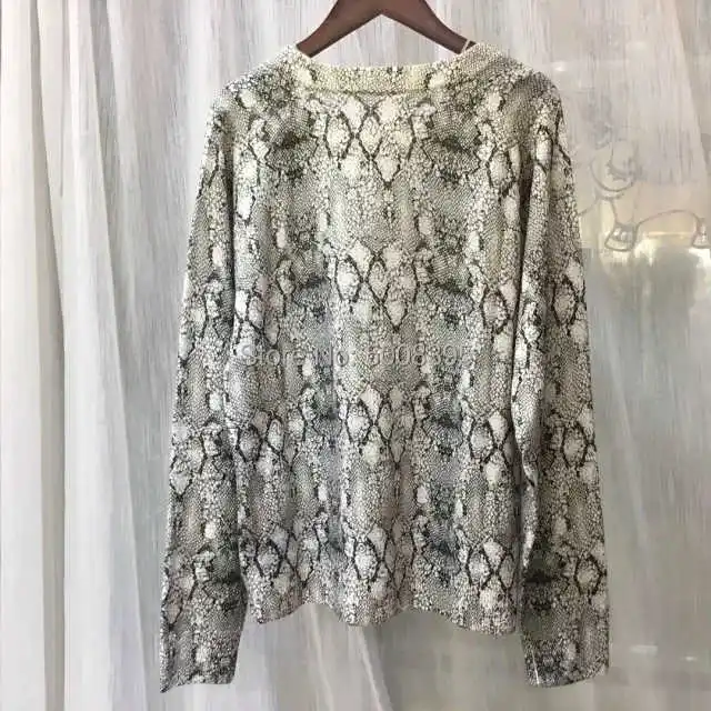 

Woman Snake skin Print Cashmere Sweater Round Neck with buttons Long Sleeves Jersey Top 2021 FW