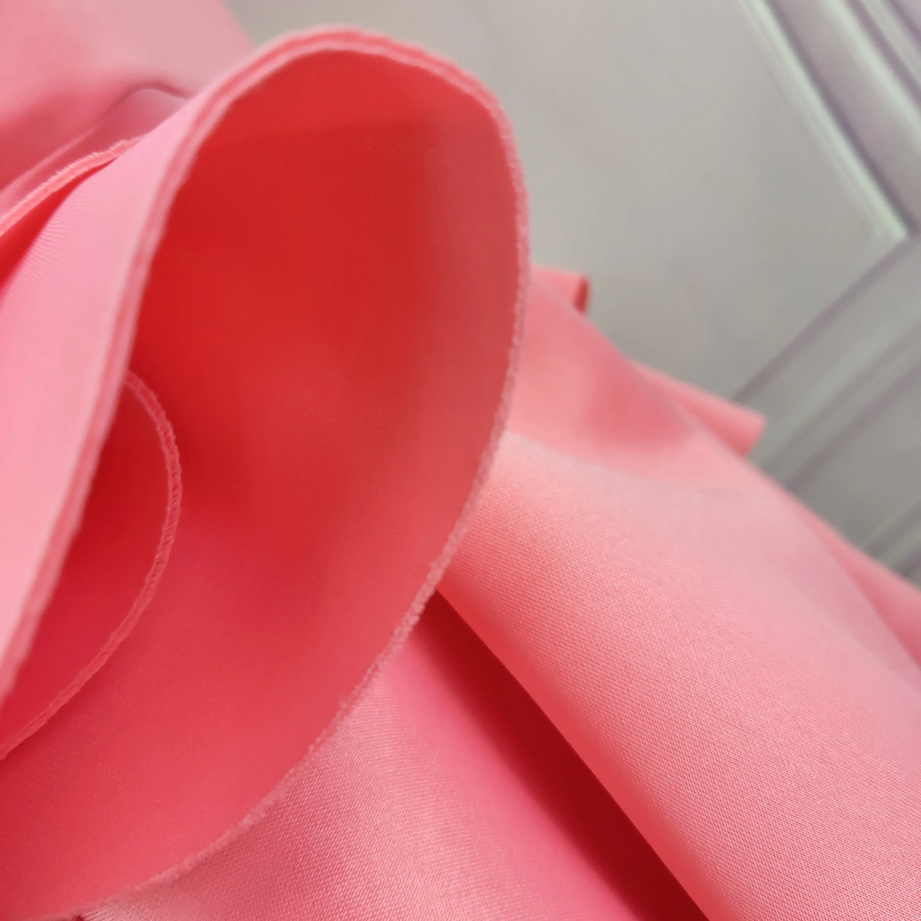 Женское облегающее вечернее платье элегантное с вырезами на плечах и бантом