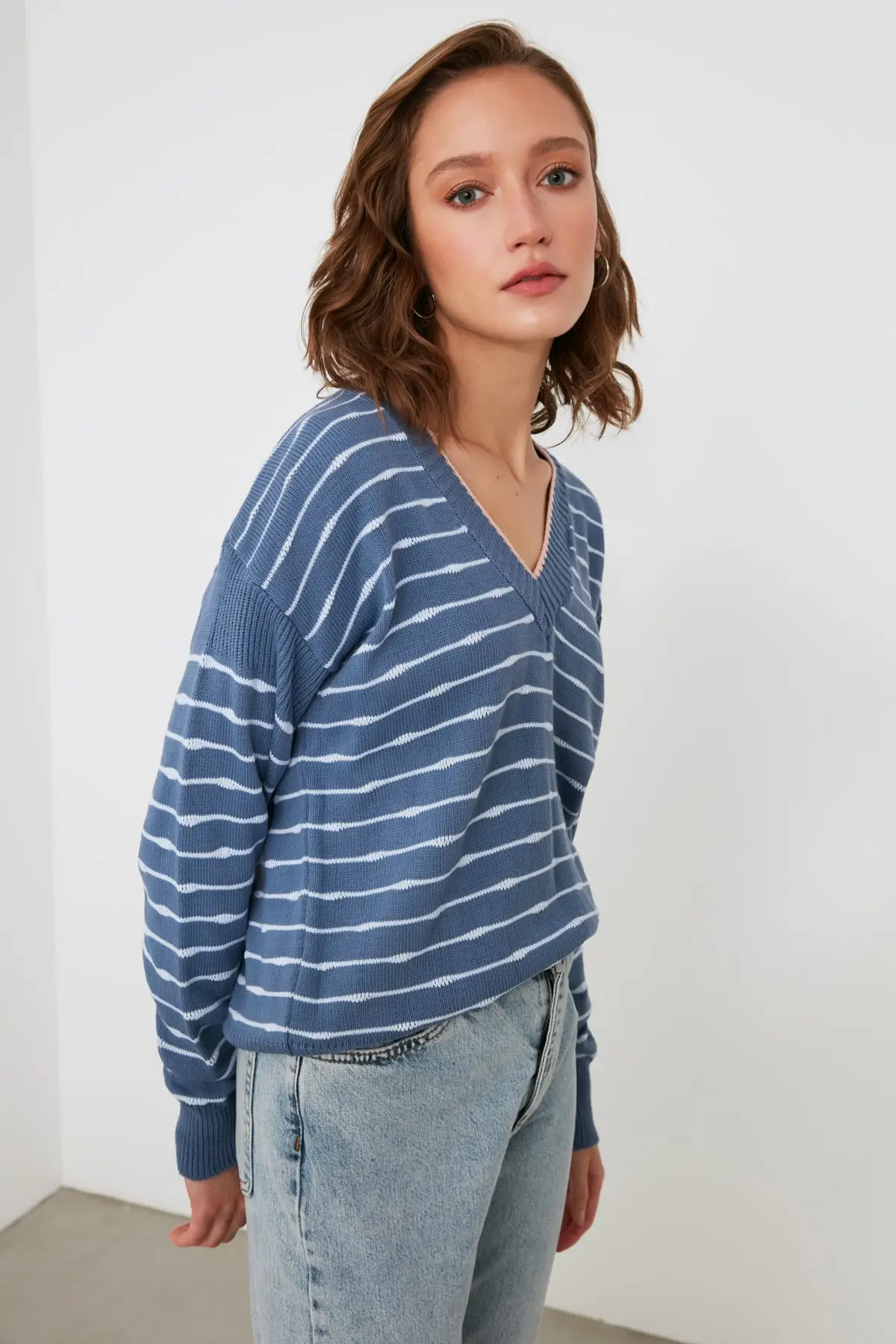 

Trendyol V Collar Knitwear Sweater TWOAW21KZ2803