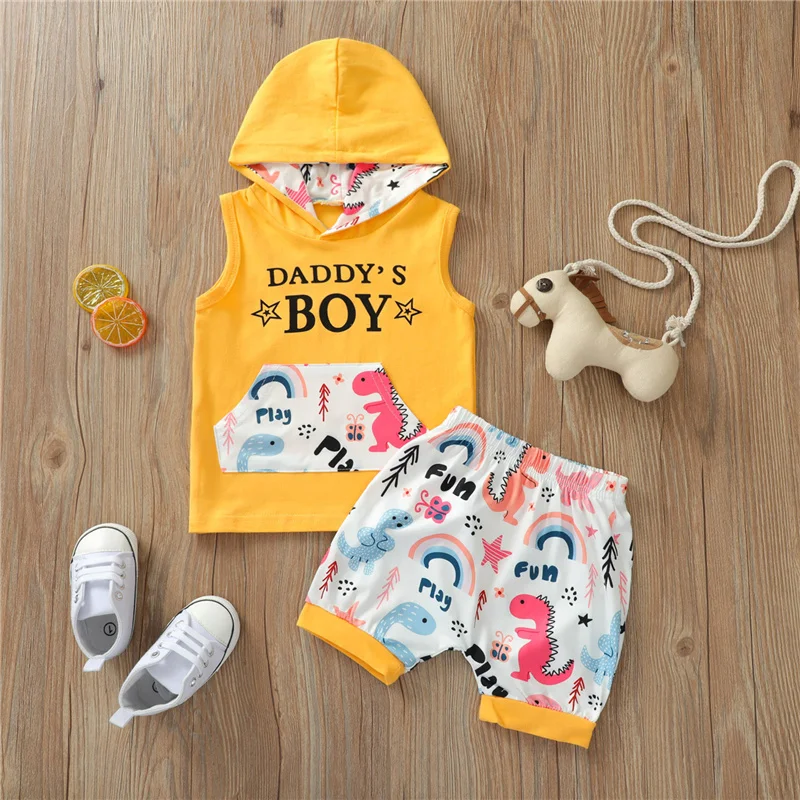 

Комплект хлопковой одежды с принтом динозавра для мальчиков, повседневный топ без рукавов с капюшоном и карманами спереди и короткие штаны ...