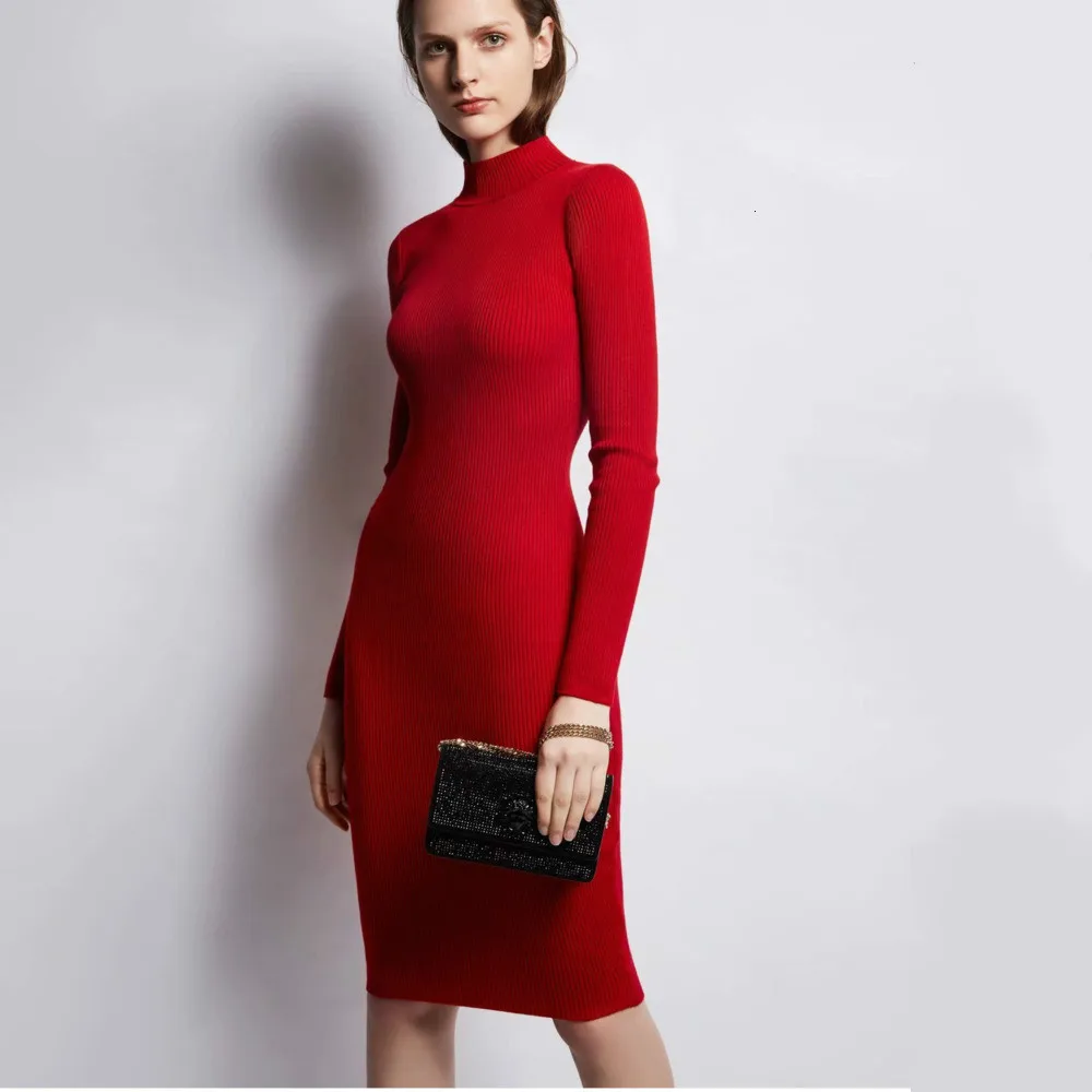 Женское трикотажное платье свитер средней длины с круглым вырезом и длинным