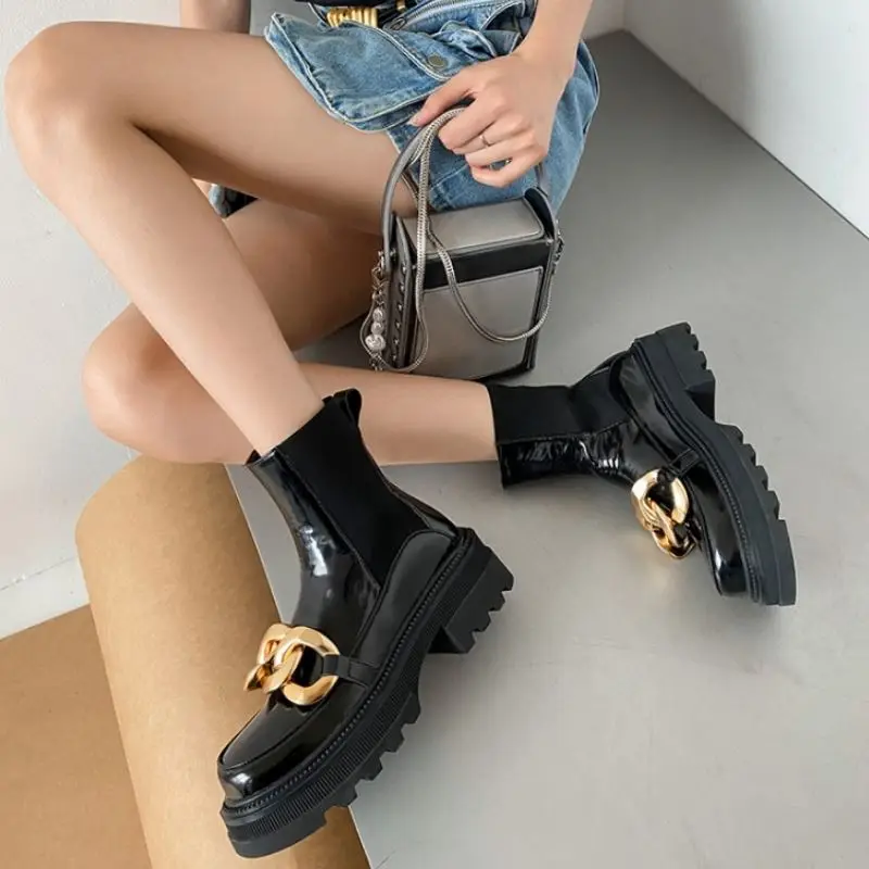 Женские ботильоны на толстой подошве с металлическими цепочками | Обувь