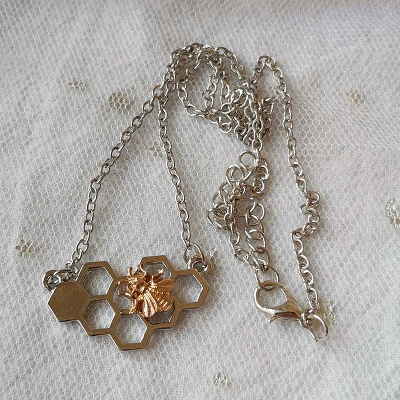 Женское серебряное ожерелье-чокер с подвеской в виде пчелы