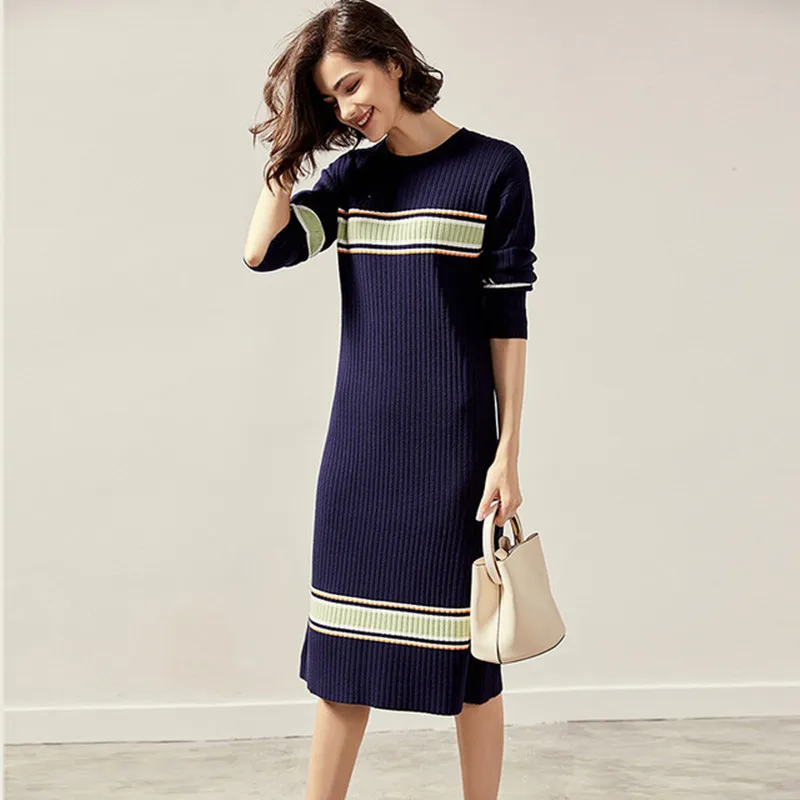 Женское трикотажное платье-свитер длинное приталенное платье в полоску
