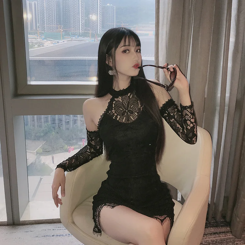 Женское винтажное кружевное мини платье с лямкой на шее черно белое Элегантное