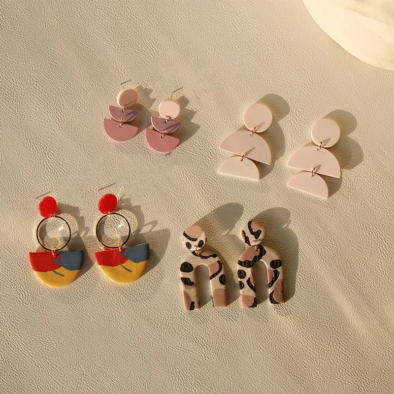 AOMU 2021 Корейская мода Геометрические круглые полукруглые красочные розовые серьги из акриловой глины с длинными подвесками для женщин Ювелирный подарок.