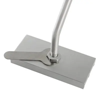 Металлический инструмент для приготовления стейка с деревянной ручкой и