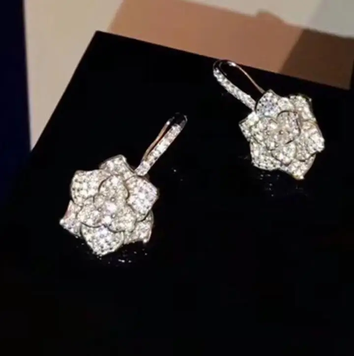 Серьги в виде камелии из серебра 925 пробы с кристаллами | Украшения и аксессуары