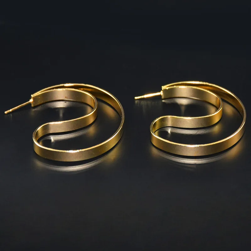 Золотые цветные абстрактные нестандартные маленькие серьги кольца женские