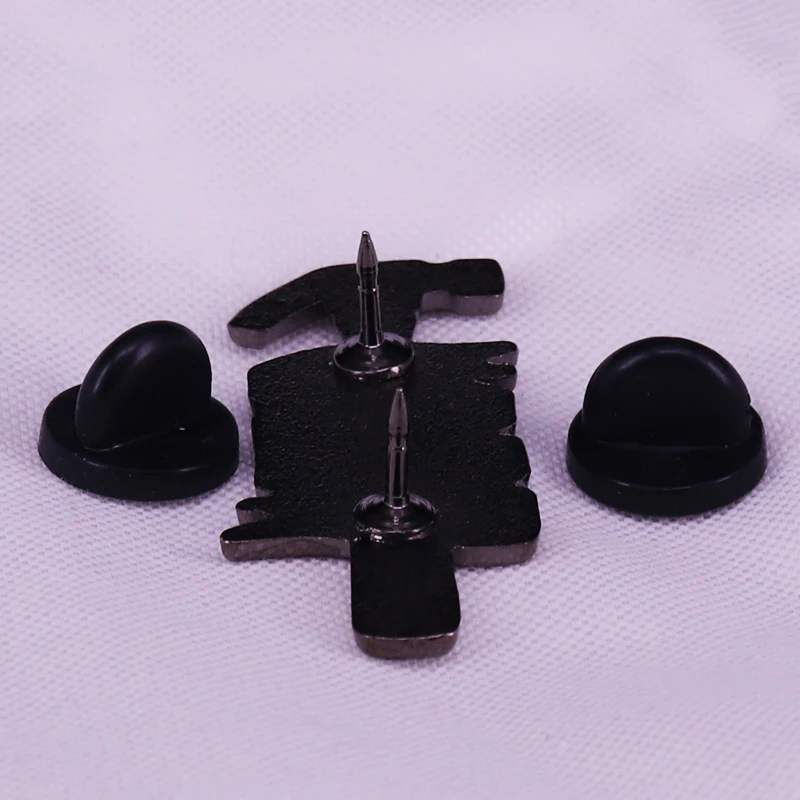 Эмалированная брошь с изображением страшной патриархитектуры феминистская