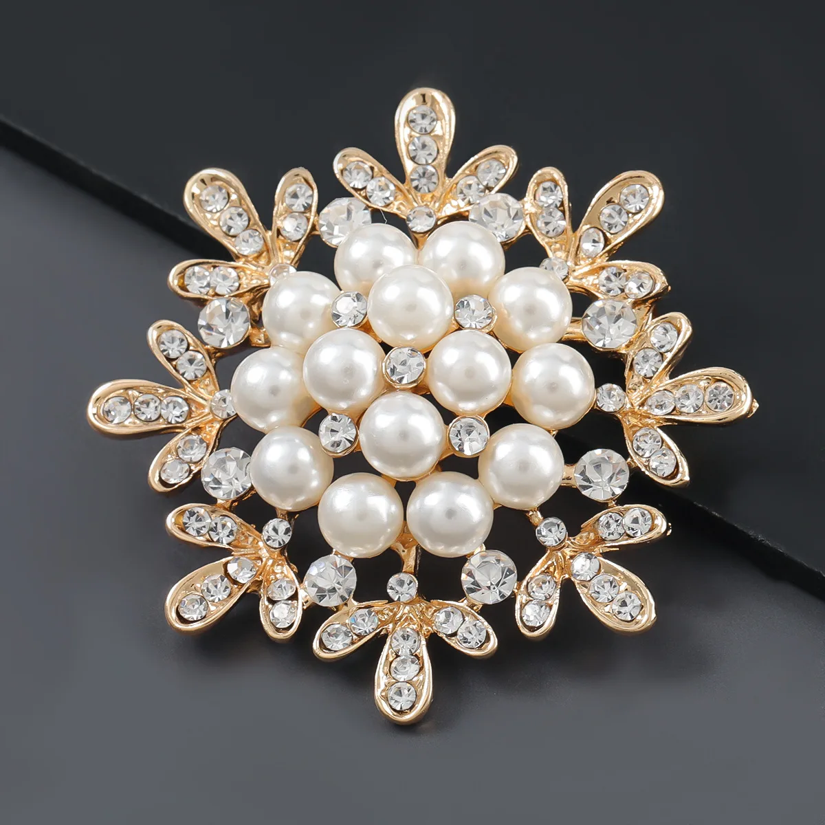 

Fashion Metal Imitation Pearl Snowflake Cartoon Brooch Girl Pin Creative Pop Corsage Party Jewelry Accessories