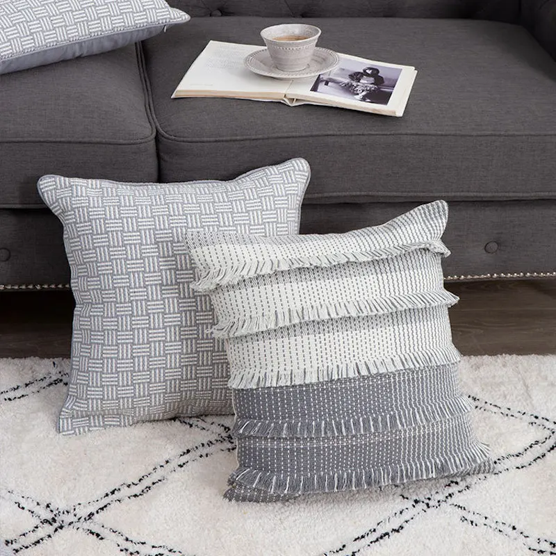 Серые подушки в романтическом стиле простые декоративные наволочки для дивана