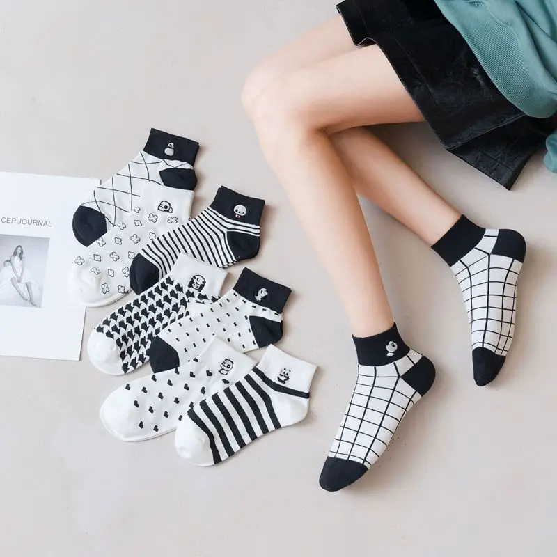 

Spring and summer new black and white cartoon embroidery Korean version of the red panda socks houndstooth love woman socks