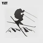 YJZT, 13,7 см x 12,2 см, крутая виниловая наклейка на лыжный человек, лыжный человек, горы, лыжный автомобиль, черныйсеребристый цвет, 8A-0644