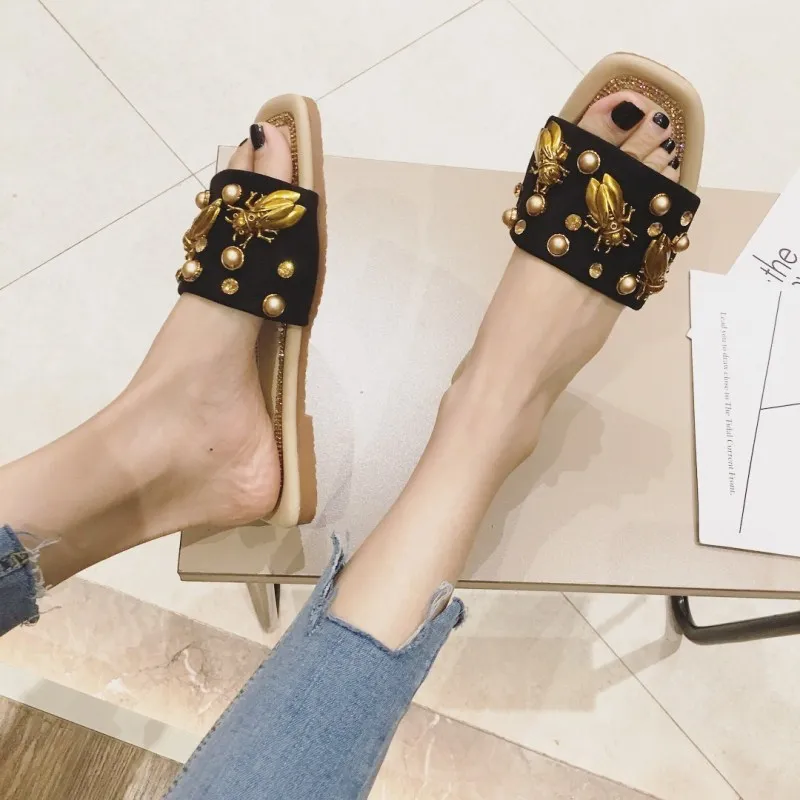 Женские шлепанцы новинка 2020 сандалии на плоской подошве с жемчужными заклепками