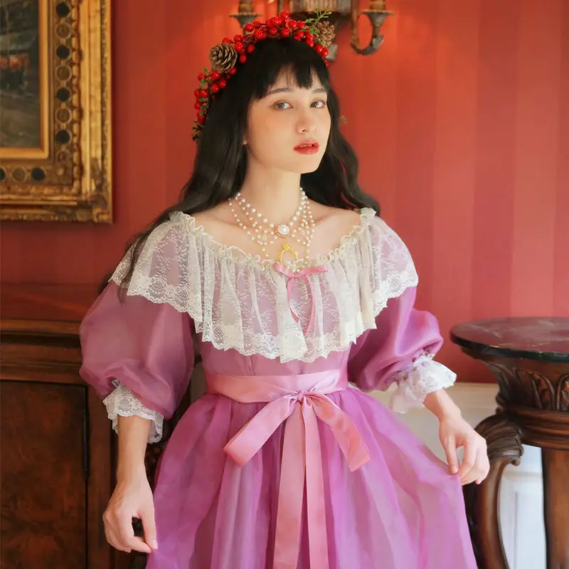 Фиолетовое кружевное платье из органзы с оборками на одно плечо викторианское