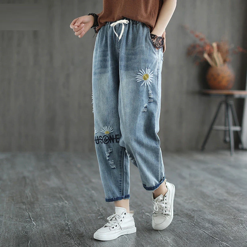 

2021 New Spring Korea Fashion Women Elastic Waist Loose Vintage Jeans Daisy Embroidery Casual Denim Harem Pants S781