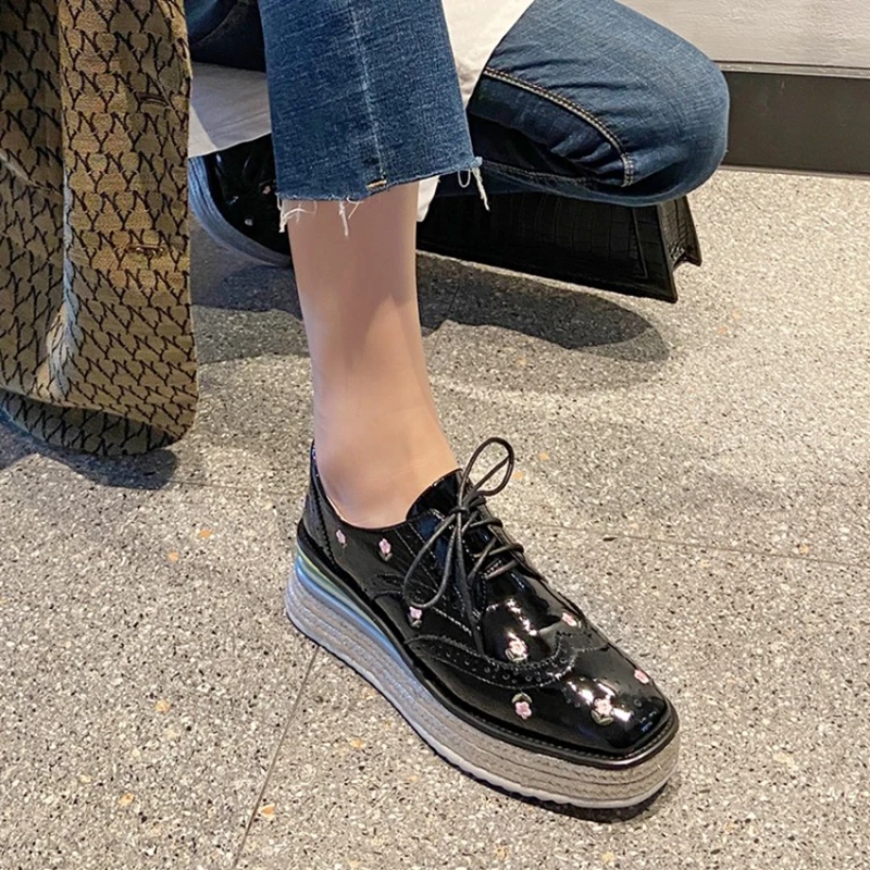 

Женские Броги из лакированной кожи на платформе, классические туфли-оксфорды с вышивкой, весна-осень 2021