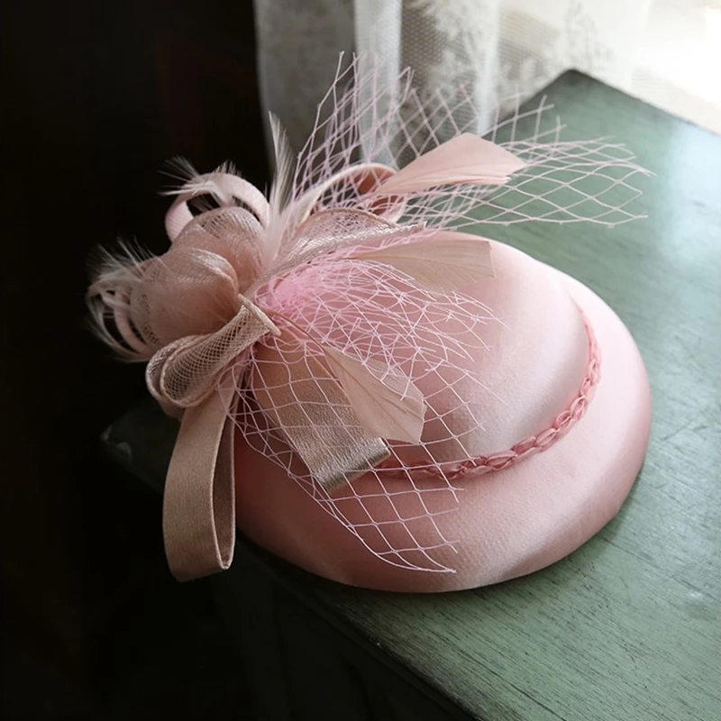 

Женская атласная шляпа с перьями, белого, розового, темно-синего цвета