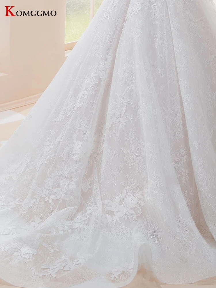 

Luxury Chapel Train Cap Sleeve Button Back Bridal Ball Gown Custom Made Embroidery Appliques Tulle O-Neck Lace Wedding Dress