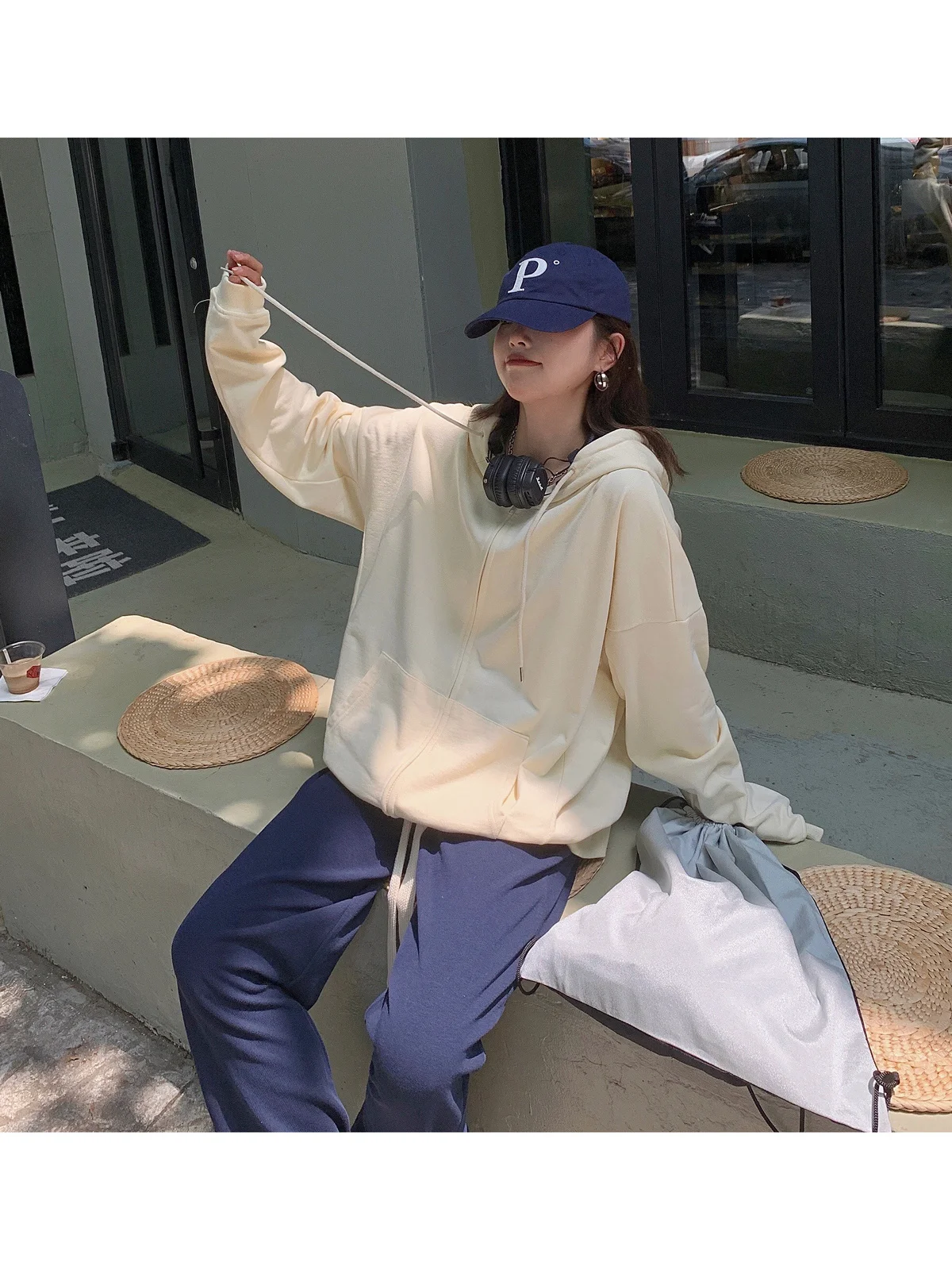 Женская толстовка с капюшоном серая свободная универсальная куртка на молнии