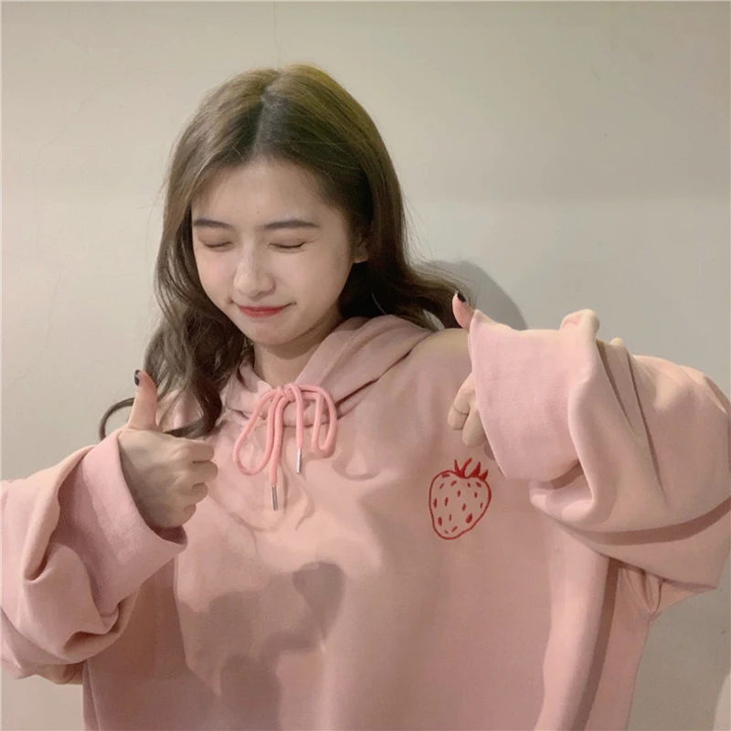 Женская хлопковая толстовка с капюшоном розовая свободная вышитыми клубничками