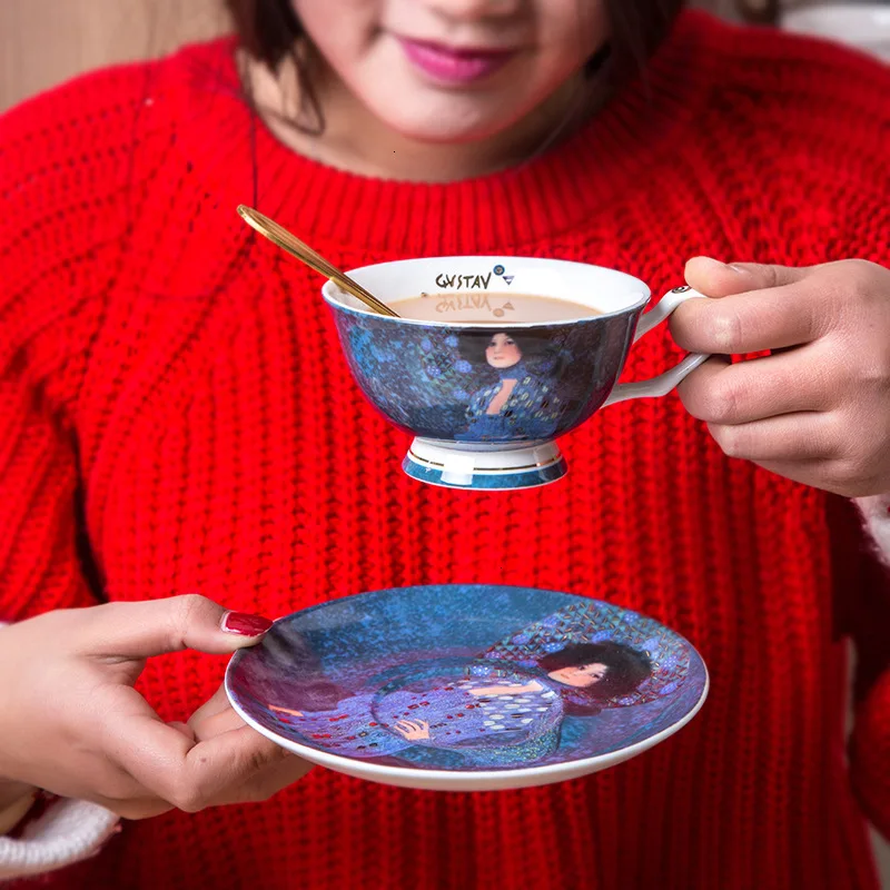 Картина маслом всемирно известного художника Густава Климта поцелуй кофейные