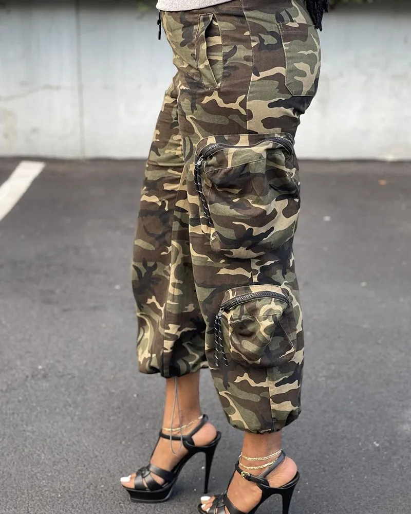 

Брюки-карго на молнии с камуфляжным принтом и карманами