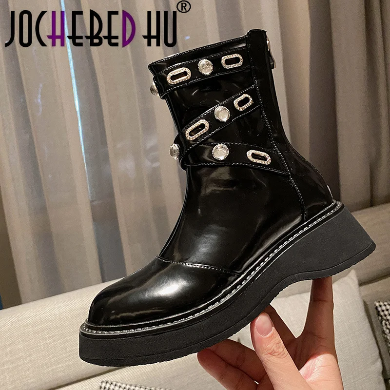 

【JOCHEBED HU】New Round Toe Metal Chain Side Zipper Flat Boots Black Faux Sheepskin Cross Strap Shoes Women Casual Motorcycle Boo