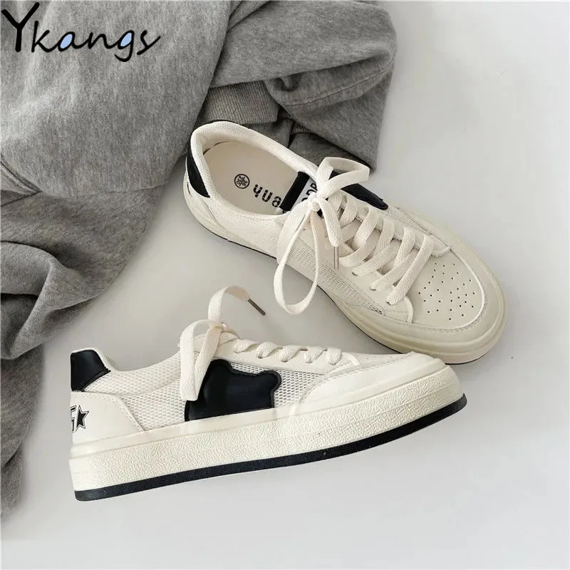 

Женские кроссовки с низким верхом из дышащей сетки, Новая повседневная универсальная обувь на шнуровке, дышащая Белая обувь в школьном стил...