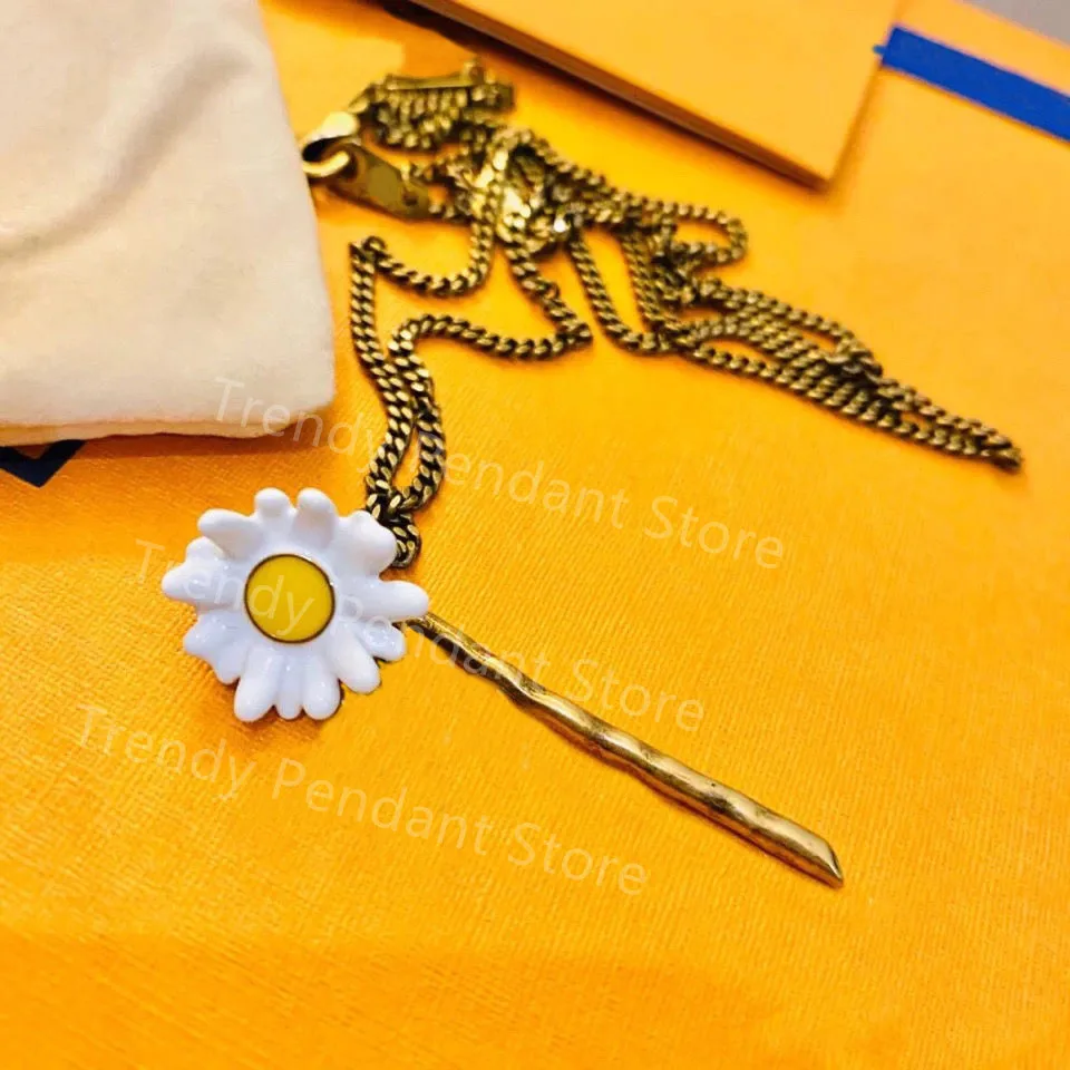 

Hot Luxury Brand Small Daisy Necklace Fashion Trend Charm Jewelry Men And Women Clavicle Chain Couple Gifts With Gift Box