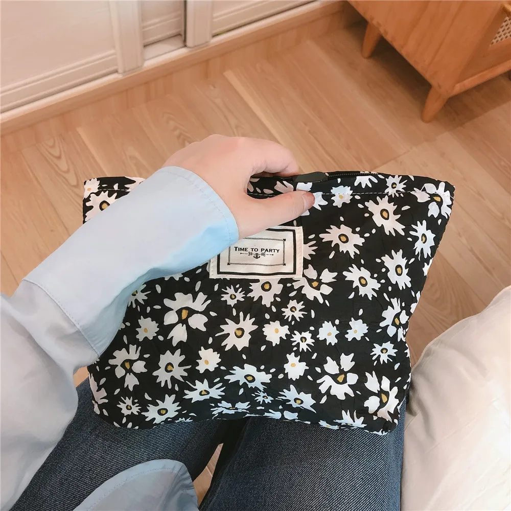 

Black And White Floral Foam Cotton Handbag Makeup Bag Hand Bag Feminine Temperament Gentle Simple Versatile Cosmetic Bag