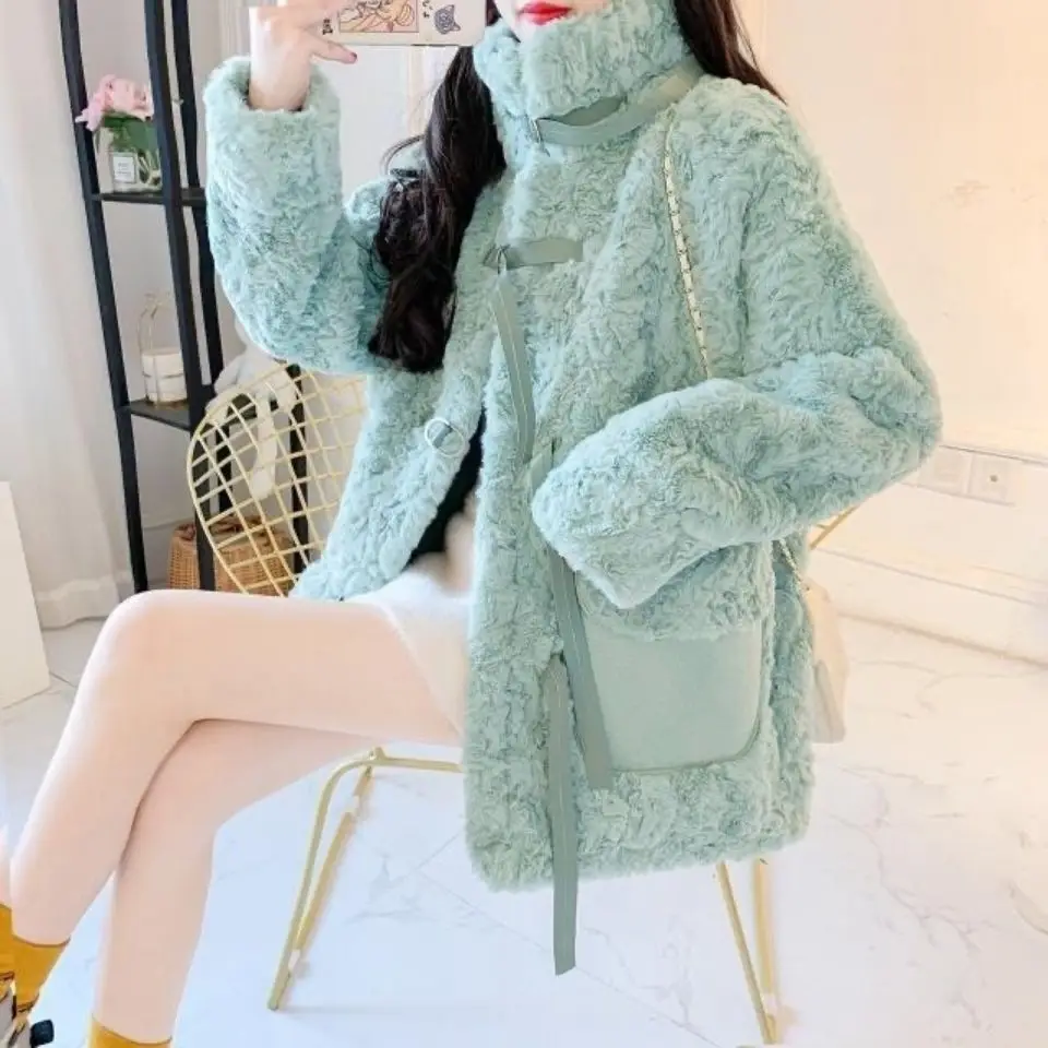 

Женская утепленная куртка из искусственного меха ягненка на осень и зиму