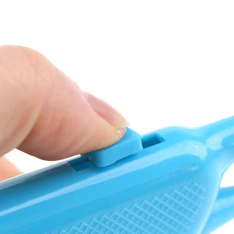 

1 pcs Bloodworm Clip Device Bloodworm Clip Portable ABS Fishing Baits Bloodworm Clip Device Fishing Lure Tackle Accessory