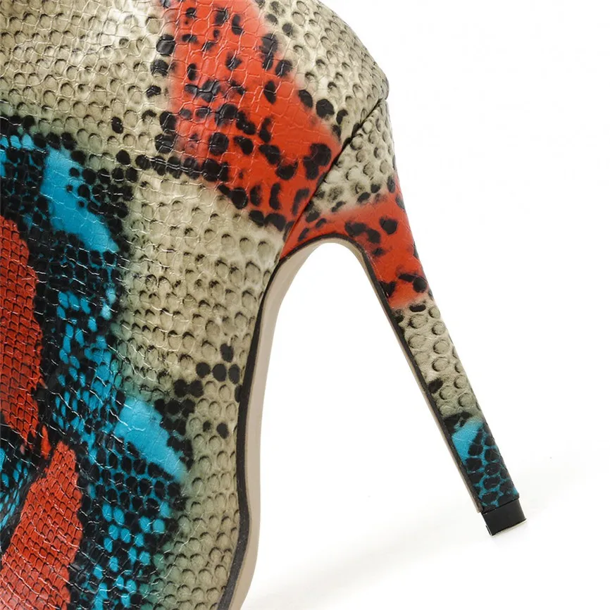 Женские ботильоны из змеиной кожи с острым носком на молнии сбоку каблуке зимние