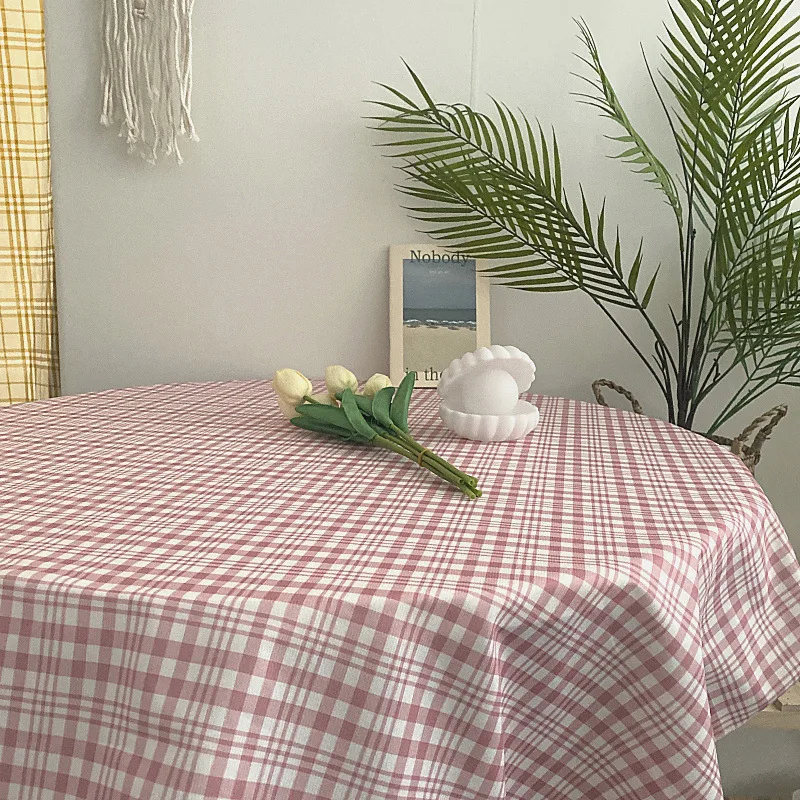 Фотография с блогером "нет рекламы" на фоне клетчатого стола в стиле мягкого домашнего декора.