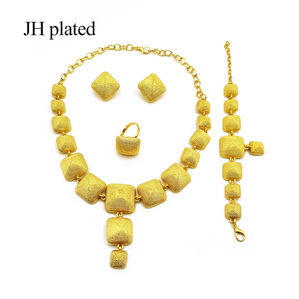 Комплект золотых ювелирных изделий из колье браслета серег и кольца | Украшения