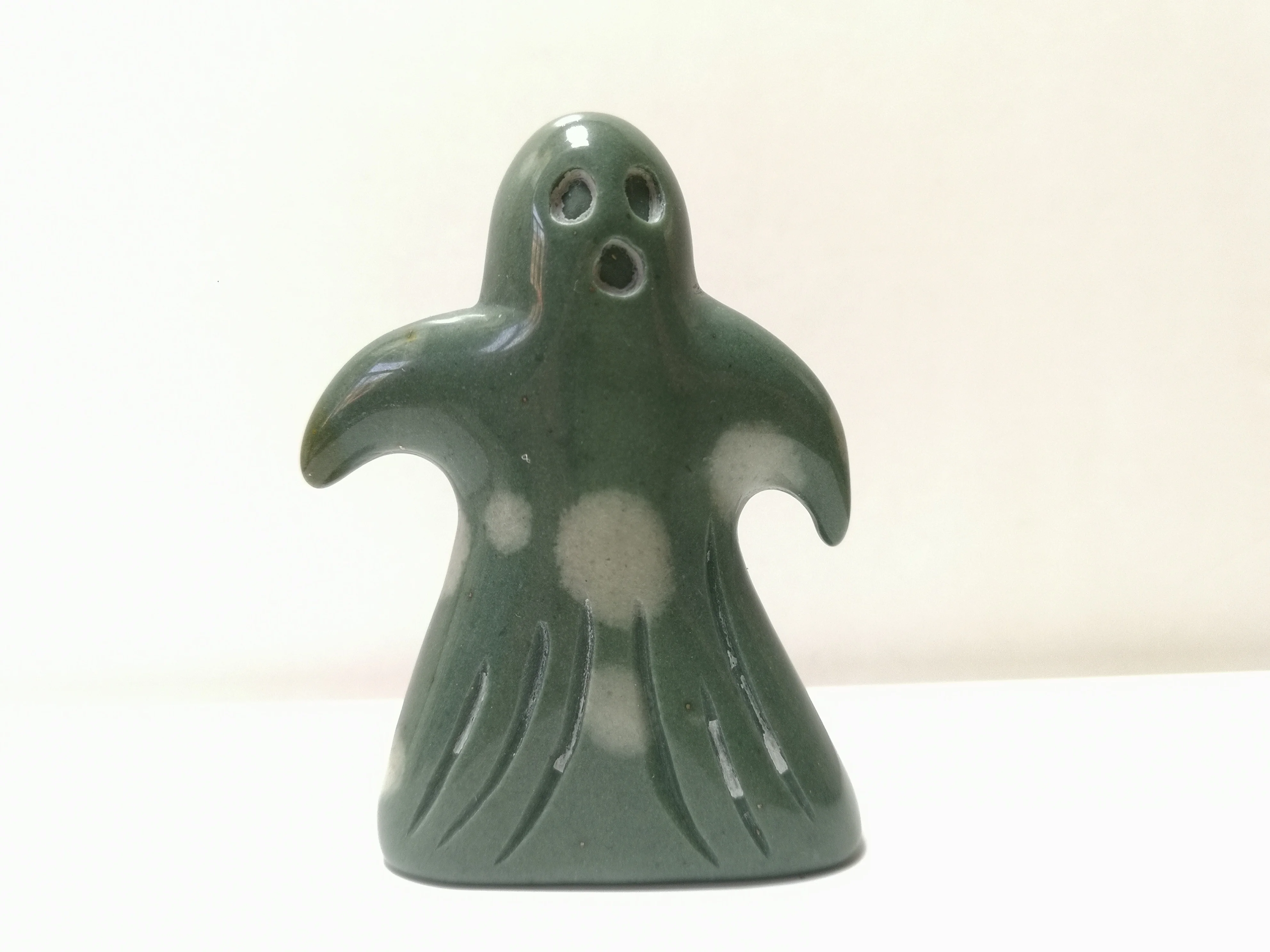 42 7 г Натуральный зеленый опал вырезанный Призрак с кристаллами волшебная